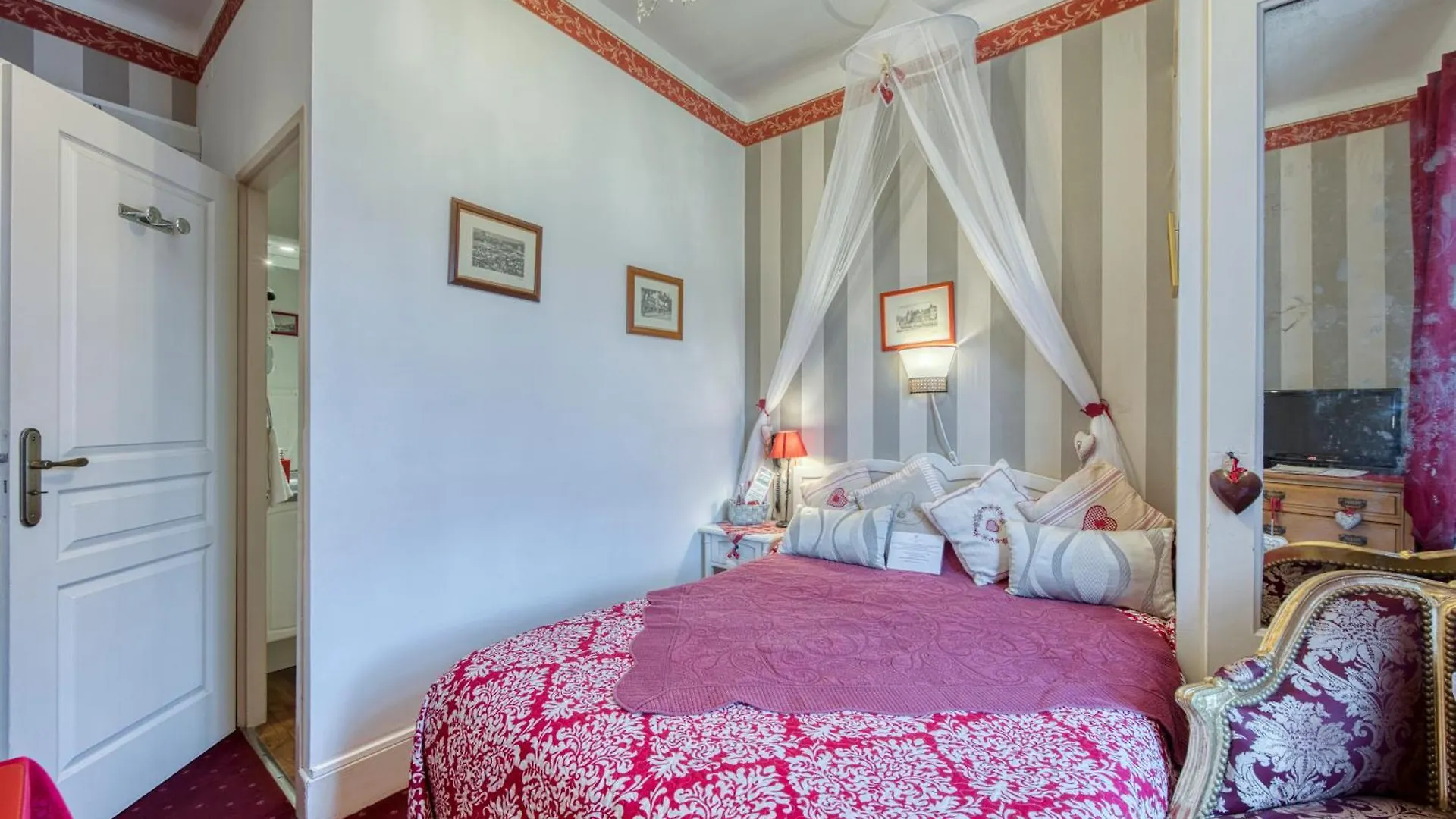 Hotel Les Cygnes Évian-les-Bains 3*,
